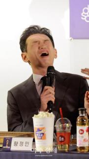 [포토] 황정민, 홍초는 힘들어