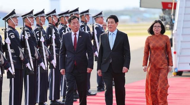 Chủ tịch nước Việt Nam Lương Cường giữa đã đến Hàn Quốc thông qua sân bay Gimhae thành phố Busan để tham dự Hội nghị APEC tại Gyeongju ẢnhYonhap News