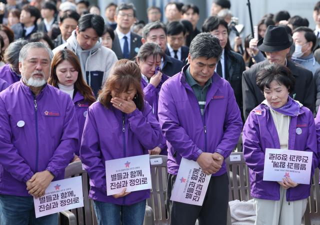 29일 서울 광화문광장에서 열린 1029 이태원 참사 3주기 기억식에서 유가족들이 눈물을 흘리고 있다 사진연합뉴스