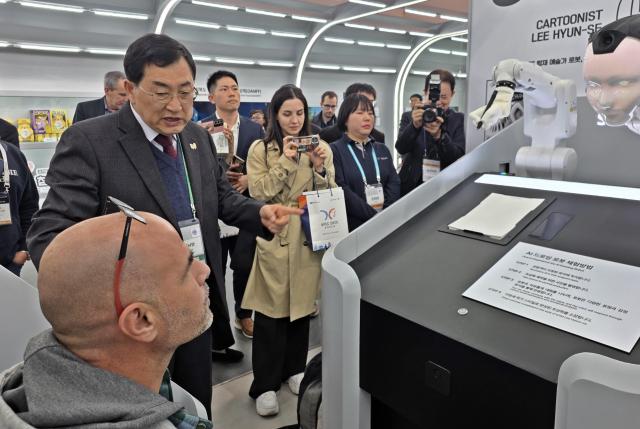 Invest Korea Summit 2025의 지자체 현장 투자설명회IR에서 주낙영 경주시장이 외국 투자가에게 제품 설명을 하고 있다 사진경주시