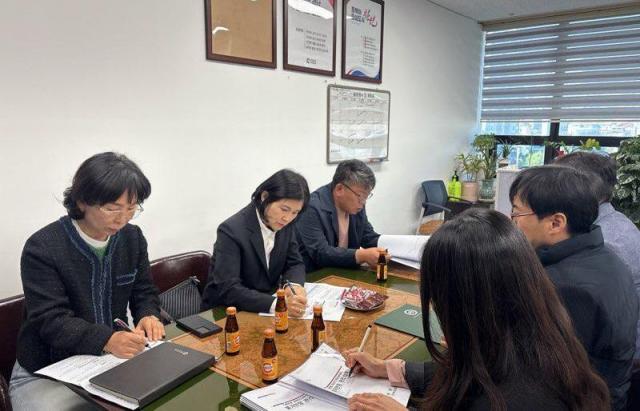 경남도 관계자들이 축제 바가요금 근절 등 회의 모습사진경남도