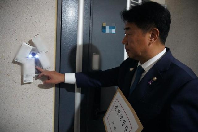 동행명령장 들고 이배용 前 국가교육위원장 자택 찾아간 국회 문화체육관광위원회 이기헌 의원 사진이기헌 의원실