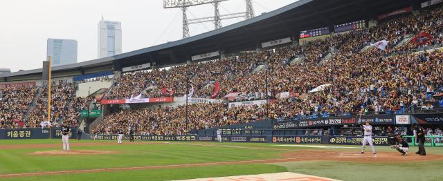 26일 서울 잠실야구장에서 열린 2025 프로야구 KBO리그 포스트시즌 한국시리즈 1차전 한화 이글스와 LG 트윈스의 경기 관중들이 응원전을 펼치고 있다 사진연합뉴스