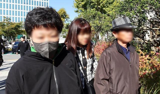 청산가리 막걸리 사건 재심 선고공판이 열리는 28일 오후 광주 동구 광주고등법원 앞에서 피고인 부녀가 법정 안으로 이동하고 있다 2009년 독극물인 청산가리를 탄 막걸리로 아내이자 친모인 피해자와 주민을 살해한 혐의로 기소된 부녀는 재심 전문 박준영 변호사의 도움을 받아 지난해 1월 광주고법으로부터 재심 결정을 받았다 사진연합뉴스