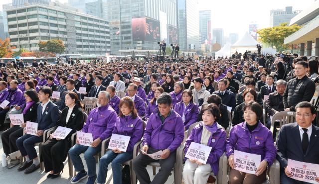 29일 서울 광화문광장에서 열린 1029 이태원 참사 3주기 기억식에서 유가족들이 참석해 무대를 바라보고 있다 사진연합뉴스