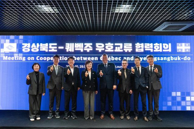 경상북도가 캐나다 퀘벡주와 경제협력관계 구축 논의 후 기념 촬영을 하고 있다 사진경상북도