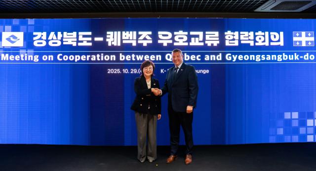 양금희 경북도 경제부지사와 다미앙 페레이라 주한 퀘벡정부 대표부 대표 기념 촬영 장면 사진경상북도