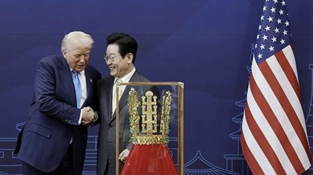 이재명 대통령이 29일 경북 경주박물관에서 도널드 트럼프 미국 대통령에게 ‘천마총 금관 모형’을 선물한 뒤 악수하고 있다 사진연합뉴스