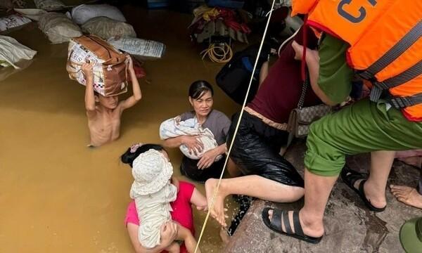 베트남 중부지역 응에안성을 강타한 이후 홍수 피해 주민들을 대피시키고 있는 공안의 모습 사진베트남 공안부