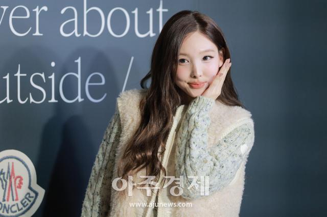 [포토] 나연, 귀엽게 꽃받침