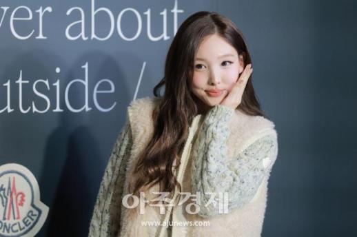 [포토] 나연, 귀엽게 꽃받침