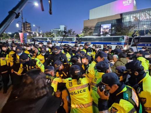 [포토] 경찰 반(反)트럼프 시위 강제 해산