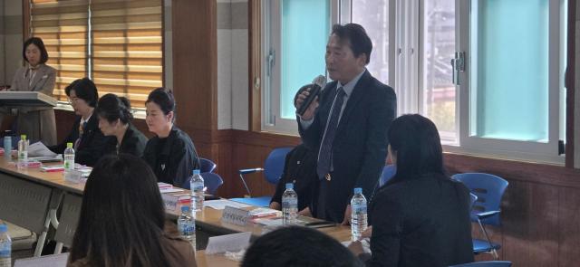 박나연 제일대 교수가 자원봉사 활성화 간담회 에서 대학의 오랜 사회 봉사 역사를 소개하고 있다 사진박기현 기자