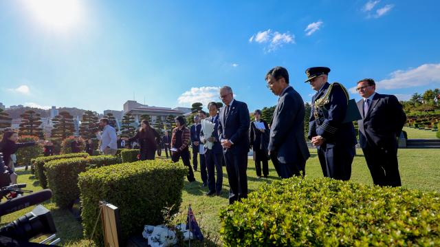 29일 오후 APEC 정상회의 계기 한국을 방한한 앤서니 앨버니지 호주 총리를 부산 유엔기념공원에서 권오을 국가보훈부 장관이 영접해 찰스 그린 중령 묘역에 헌화를 하고 있다 사진국가보훈부 

