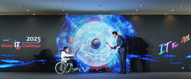 올해 청소년 대표로 선정된 베트남 지체 장애인 티 우옌 니 레Thi Uyen Nhi Le씨왼쪽가 윤대식 LG전자 대외협력담당 전무와 함께 2025 글로벌장애청소년IT챌린지 개막 선언을 하고 있는 모습 사진LG전자