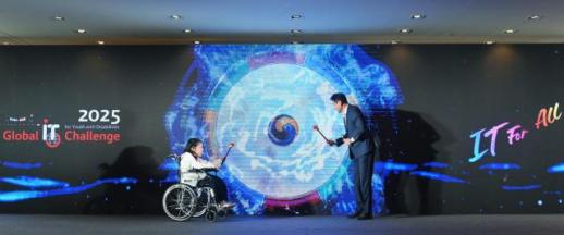 [경주 APEC] LG전자,  IT로 장애청소년과 세상 연결 짓는다 