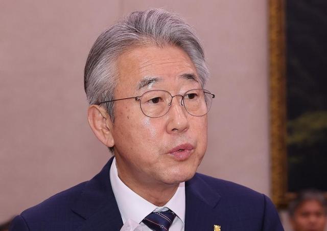 강호동 농업협동조합중앙회 회장이 24일 서울 여의도 국회 농림축산식품해양수산위원회에서 열린 국정감사에서 인사말을 하고 있다 사진연합뉴스