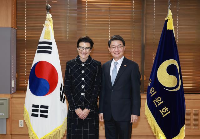 이억원 금융위원장오른쪽이 30일 정부서울청사에서 미국 씨티그룹 본사 제인 프레이저 이사회 의장 겸 CEO와 면담한 후 기념촬영을 하고 있다 사진금융위
