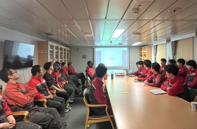 사진설명  대한해운이 운영하는 전용 벌크선 KMUGUNGHWA케이 무궁화호의 승조원들이 지난 27일 선내 회의실에서 진행된 ‘안전의 날’ 프로그램에 참여해 한랭기온 작업 안전을 주제로 한 교육을 받고 있다 대한해운은 무재해 달성을 위해 매달 마지막 월요일을 ‘안전의 날’로 자체 지정해 운영하기로 했다  제공SM그룹