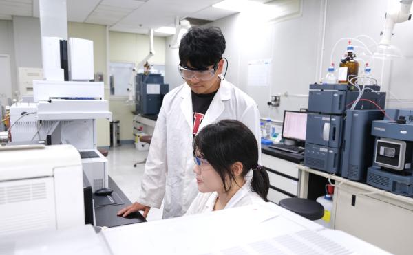 애경케미칼 대전연구소에서 연구원들이 연구개발을 하는 모습 사진애경케미칼