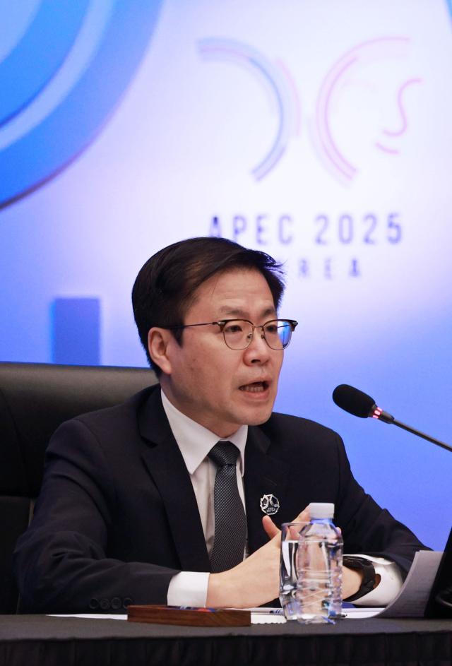 여한구 산업통상부 통상교섭본부장이 30일 경주 소노캄에서 열린  APEC 합동각료회의AMM 본회의에서 개회사를 하고 있다사진연합뉴스