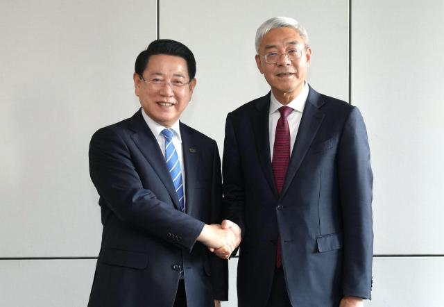 김영록 전라남도지사가 29일 서울 포시즌스호텔에서 열린 ‘제3회 한중지사성장회의’에 참석해 인훙 중국 장시성 당서기와 회담을 갖고 상호발전을 위한 협력방안을 논의한 뒤 기념촬영을 하고 있다사진전남도