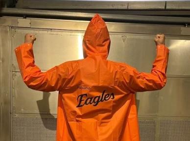 조인성 "드디어 이겼다"…한화 한국시리즈 첫 승에 환호