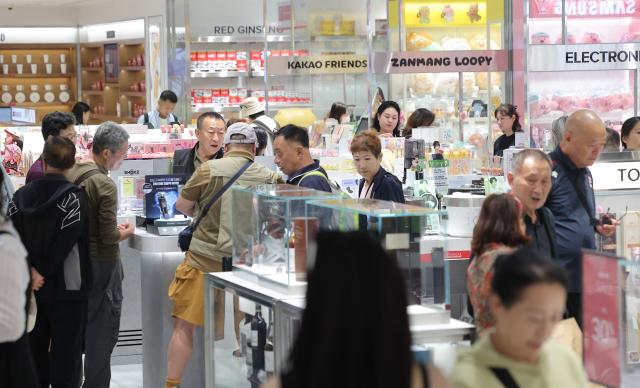 북적이는 면세점
    서울연합뉴스 류영석 기자  중국 단체관광객 무비자 입국 정책에 따라 주요 유통 매장들이 관광객 수요에 맞춘 행사 및 제품들을 준비하는 가운데 30일 서울 중구 신세계면세점 명동점에서 중국인 등 관광객들이 매장을 둘러보고 있다 2025930
    ondolynacokr2025-09-30 155446
저작권자 ⓒ ㈜연합뉴스 무단 전재 재배포 금지 AI 학습 및 활용 금지저작권자 ⓒ ㈜연합뉴스 무단 전재 재배포 금지 AI 학습 및 활용 금지