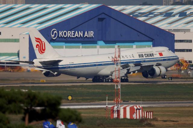 习近平搭乘专机抵达韩国釜山