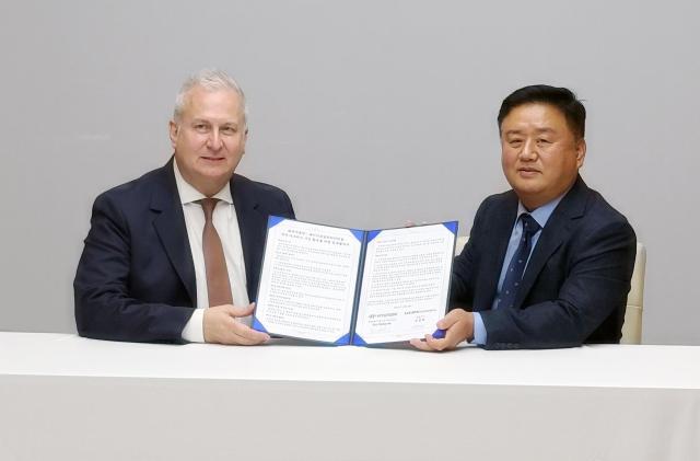 30일 현대차 울산공장에서 열린 수소연료전지공급 업무 협약식에서 켄 라미레즈 현대차그룹 HMG에너지수소사업본부 부사장왼쪽과 김종현 KGMC 대표이사오른쪽가 기념 사진을 촬영하고 있다 사진KGMC