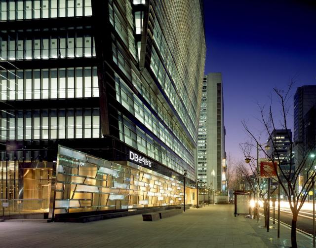 DB손해보험이 지난 8월 자동차보험에 출시한 '보행자사고 변호사 자문비용 지원 특별약관'의 가입자 수가 꾸준히 늘고 있다. 사진은 서울 강남구 DB손해보험 본사 [사진=DB손해보험]