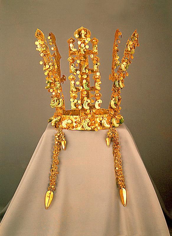 PHOTOS: What to know about ancient gold crown among lavish gifts to Trump in Gyeongju