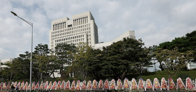 더불어민주당 사법개혁특별위원회가 지난 20일 현행 14명인 대법관을 26명으로 증원하는 사법개혁안을 발표했다 이날 서울 서초구 대법원 앞에 화환이 놓여 있다 사진연합뉴스
