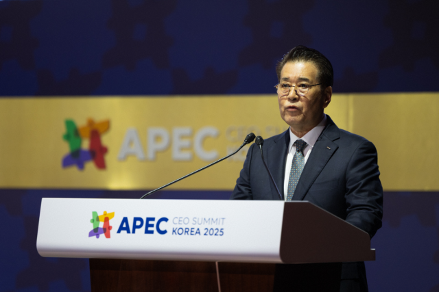 30일 경주 예술의전당에서 열린 APEC CEO Summit에서 장인화 포스코그룹 회장이 기조연설을 하고 있는 모습이다 사진포스코홀딩스