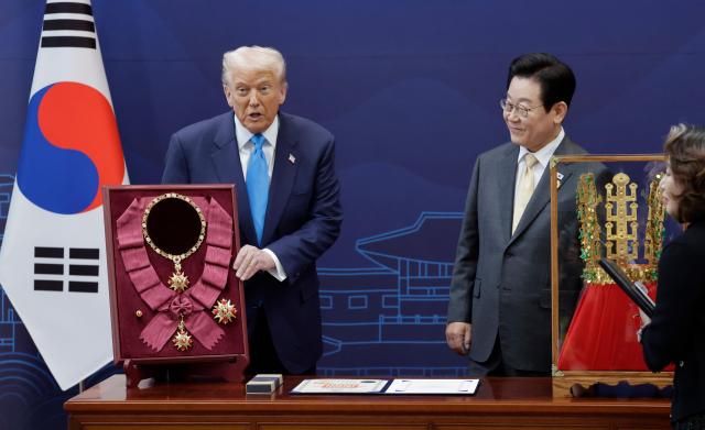 29일 이재명 대통령이 경북 경주박물관에서 도널드 트럼프 미국 대통령에게 천마총 금관 모형을 선물하며 설명하고 있다사진대통령실통신사진기자단