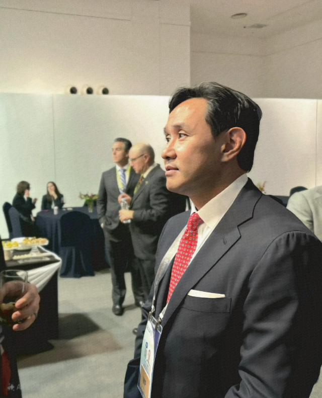 최윤범 고려아연 회장이 29일 경주 예술의전당 화랑홀에서 열린 아시아태평양경제협력체APEC CEO 라운드테이블에 참석했다 사진고려아연