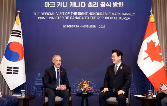 Lee holds talks with Canadian PM in Gyeongju