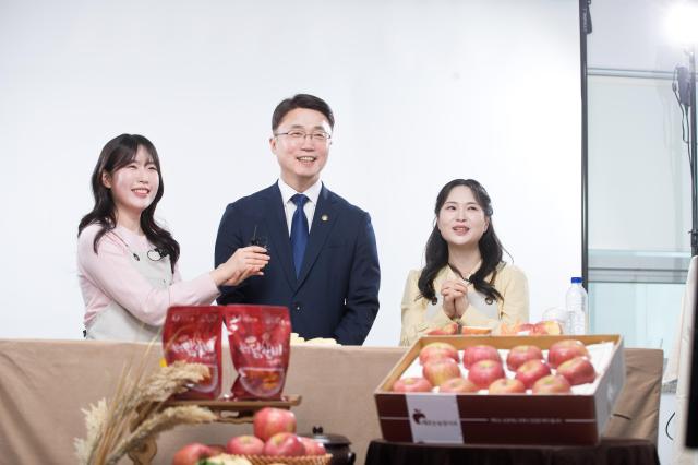 류제명 과학기술정보통신부 제2차관이 30일 오전 대전광역시 서구 한국우편사업진흥원 우체국전자상거래지원센터에서 우체국쇼핑 라이브방송에 출연해 사과와 닭갈비 등을 홍보하며 시식하고 있다 사진과기정통부