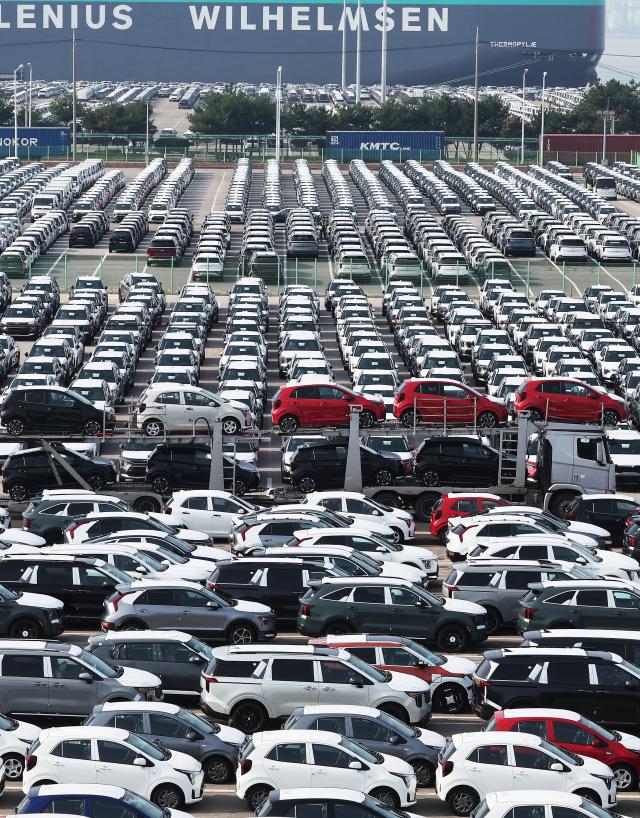 30일 경기도 평택항에 수출용 자동차가 세워져 있다사진연합뉴스