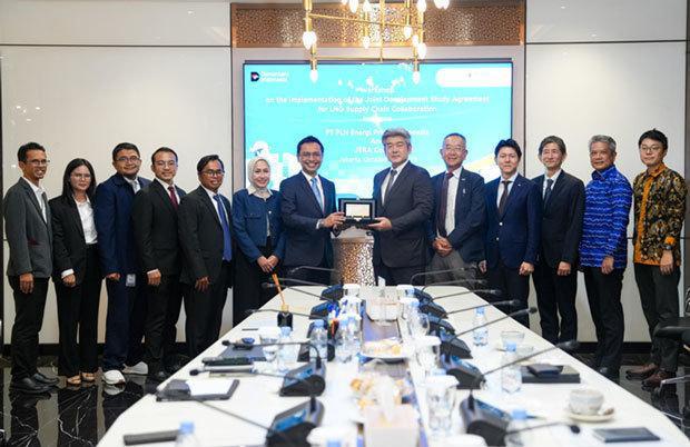 20일 개최된 공동 검토회의에 참석한 카이 이즈미甲斐泉 JERA 아시아 최고경영책임자CEO 오른쪽에서 여섯 번째 등 관계자 사진JERA 제공