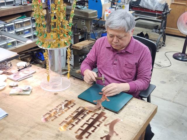 금관 모형을 만든 김진배씨