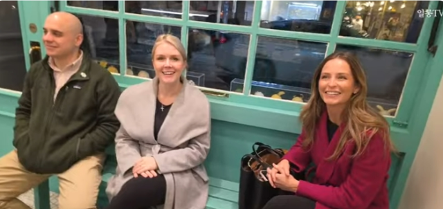 캐롤라인 레빗 대변인가운데과 마고 마틴 커뮤니케이션 담당 특별보좌관오른쪽 사진유튜브 일롱 머스크 캡쳐