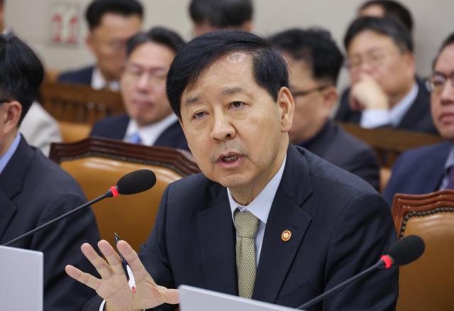 구윤철 경제부총리 겸 기획재정부 장관이 30일 서울 여의도 국회 기획재정위원회에서 열린 2025년도 종합 국정감사에서 답변하고 있다