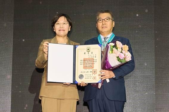 풀무원 이우봉 총괄CEO가 29일 서울 삼성 코엑스에서 열린 ‘푸드위크 코리아 2025’에서 국내 식품산업의 성장 및 발전에 기여한 공로를 인정받아 은탑산업훈장을 받았다 이우봉 총괄CEO오른쪽가 송미령 농림축산식품부 장관왼쪽과 기념 촬영을 하고 있다 사진풀무원