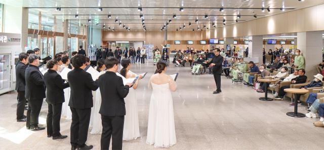 대구파티마병원은 동관 1층 로비에서 ‘대구시립합창단의 찾아가는 음악회’를 개최했다 사진대구파티마병원