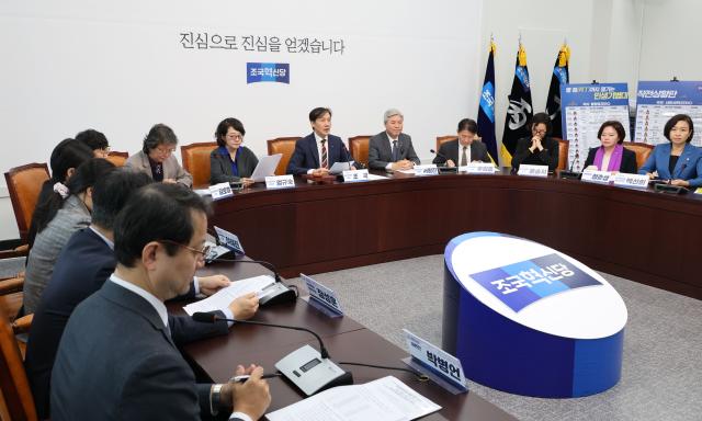 조국 조국혁신당 비상대책위원장이 30일 서울 여의도 국회에서 열린 비대위 회의에서 발언하고 있다 사진연합뉴스