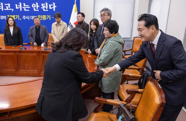 장동혁 국민의힘 대표가 30일 국회에서 1229 여객기참사 유가족협의회 대표단을 만나 인사하고 있다 사진연합뉴스