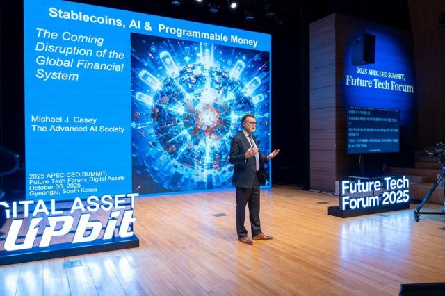 30일 경주예술의전당 원화홀에서 열린 ‘퓨처테크포럼 디지털자산’에서 마이클 케이시 MIT 미디어랩 디지털 화폐 이니셔티브 수석 고문이 기조연설을 하고 있다사진두나무