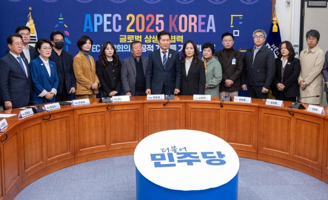 더불어민주당 정청래 대표가 30일 국회에서 1229 여객기참사 유가족협의회를 만나 기념 촬영하고 있다사진연합뉴스