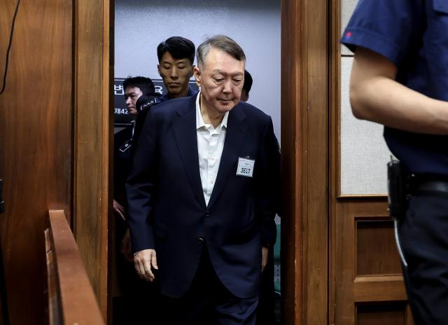 윤석열 전 대통령이 26일 서울 서초구 서울중앙지법에서 열린 특수공무집행방해 직권남용 권리행사방해 등 혐의 사건 1차 공판에 출석하고 있다 사진연합뉴스